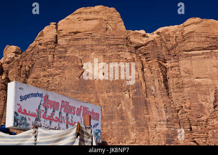 Jordan, Wadi Rum, Rum Dorf, Schilder für die sieben Säulen der Weisheit-Supermarkt Stockfoto