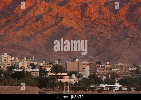 Jordan, Aqaba, erhöhte Stadtansicht, Sonnenuntergang Stockfoto