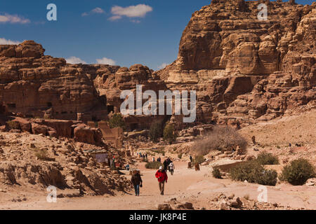 Jordanien, Petra-Wadi Musa, alten nabatäischen Felsenstadt Petra, Petra Stadt und Besucher, NR Stockfoto