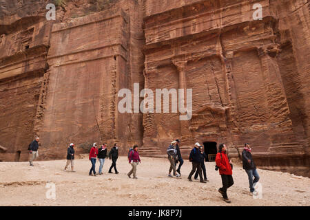 Jordanien, Petra-Wadi Musa, alten nabatäischen Felsenstadt Petra, Touristen in den Siq, NR Stockfoto