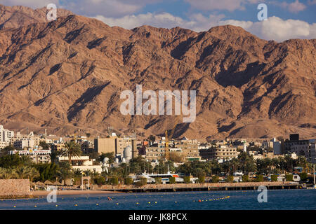 Aqaba, Jordanien-Stadtansicht aus dem Roten Meer, am späten Nachmittag Stockfoto