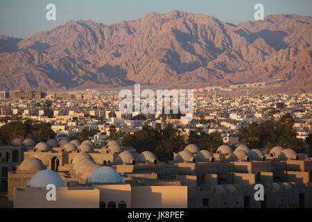 Jordan, Aqaba, erhöhte Stadtansicht, Sonnenuntergang Stockfoto