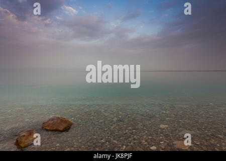 Jordanien, das Tote Meer, Suweimah, Wasser des Toten Meeres Stockfoto