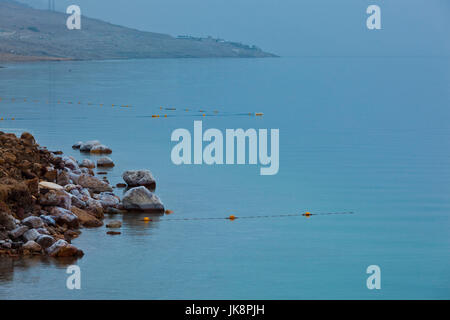 Jordanien, das Tote Meer, Suweimah, Wasser des Toten Meeres Stockfoto