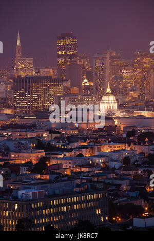 USA, California, San Francisco, in der Innenstadt, erhöhte Stadtansicht von Corona Heights Park, am Abend Stockfoto