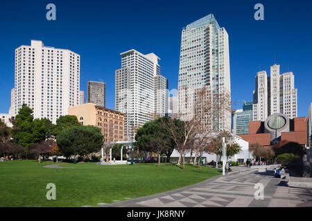 USA, California, San Francisco, SOMA, Innenstadt von Gebäuden und San Francisco Museum of Modern Art, SFMOMA, von Yerba Buena Gardens Stockfoto