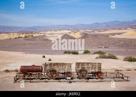 USA, California, Death Valley Nationalpark, Furnace Creek, Harmony Borax Works, alte Borax Fabrik und Mule Team Schleppen Wagen Stockfoto