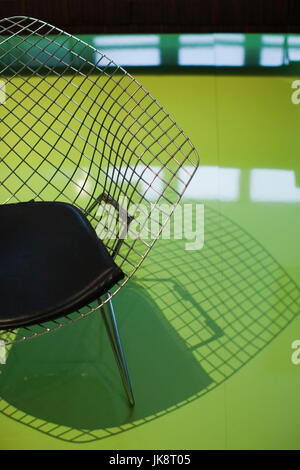 Frankreich, Paris, Museum für angewandte Kunst, Ausstellung der zeitgenössischen französischen Möbeln, Mobi Boom, Diamond Chair 421A von Harry Bertoia, 1952 Stockfoto