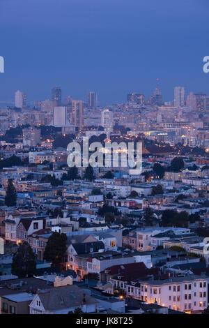 USA, California, San Francisco, in der Innenstadt, erhöhte Stadtansicht von Corona Heights Park, am Abend Stockfoto