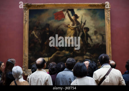 Frankreich, Paris, Musée du Louvre Museum, 19. Jahrhundert französische Malerei Galerie, Besucher auf die Malerei, die Freiheit führt das Volk von Delacroix Stockfoto