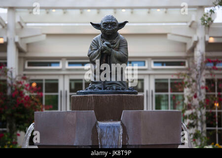 USA, California, San Francisco, The Presidio, Yoda Springbrunnen, Statue des Star Wars-Charakter vor Lucasfilm Gebäude Stockfoto
