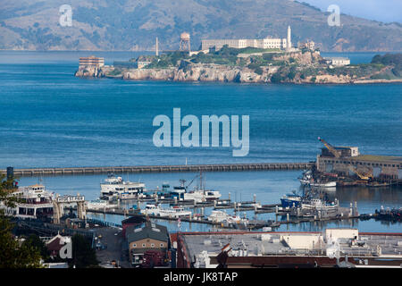 USA, California, San Francisco, Embarcadero, erhöhten Blick auf Alcatraz Island von der Hyde Street Stockfoto