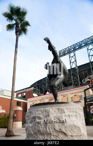 USA, California, San Francisco, SOMA, AT&T Baseball Park und Statue des großen Baseballspieler Juan Marechal Stockfoto