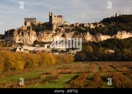 Frankreich, Aquitaine Region, Departement Dordogne Beynac-et-Cazenac, Stadt am Fluss Dordogne, Morgen Aussicht auf Stadt und Chateau de Beynac Stockfoto