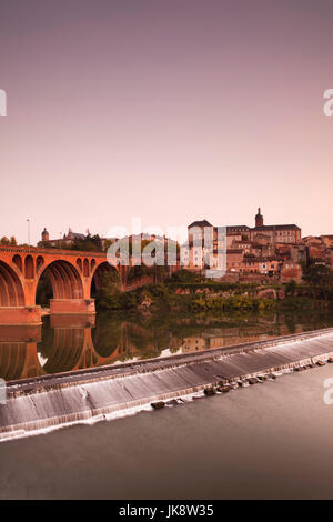 Frankreich, Region Midi-Pyrénées, Tarn Abteilung, Albi, Stadtübersicht vom Fluss Tarn Dämmerung Stockfoto