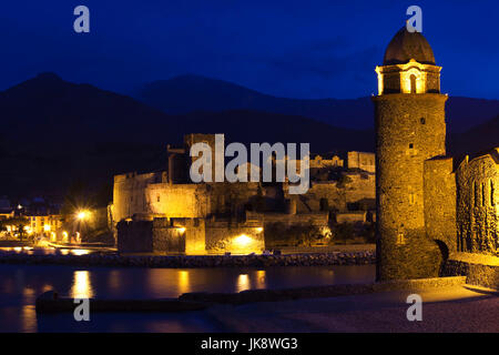 Frankreich, Languedoc-Roussillon, Pyrenäen-Orientales Abteilung, Vermillion Küstenlandschaften, Collioure, Chateau Royal und Eglise Notre Dame des Anges, Abend Stockfoto