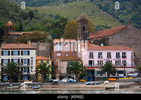 Frankreich, Languedoc-Roussillon, Pyrenäen-Orientales Abteilung, Vermillion Küstenlandschaften, Collioure, Häuser am Wasser Stockfoto