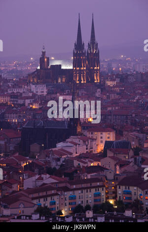 Frankreich, Region Puy-de-Dome-Abteilung, Auvergne, Clermont-Ferrand, Stadtübersicht mit Cathedrale Notre-Dame von Parc de Monjuzet, Dämmerung Stockfoto