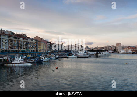 Frankreich, Languedoc-Roussillon, Departement Hérault, Sete, Blick auf den Hafen, Dämmerung Stockfoto