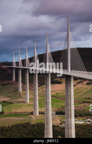 Frankreich, Region Midi-Pyrénées, Departement Aveyron, Millau, Millau-Viadukt Brücke, Dämmerung Stockfoto