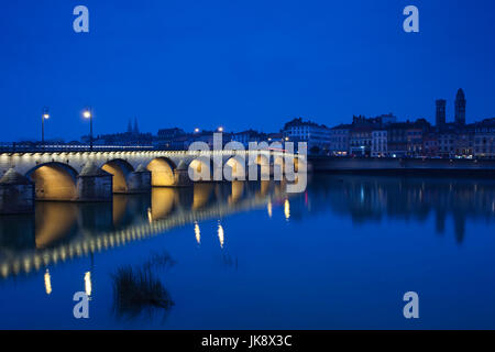 Frankreich, Region Departement Saone-et-Loire, Burgund, Maconnais Bereich, Macon, Pont Saint-Laurent-Brücke, am Abend Stockfoto