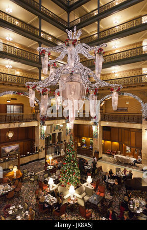 USA, Colorado, Denver, Brown Palace Hotel, Innenansicht mit Weihnachtsschmuck Stockfoto