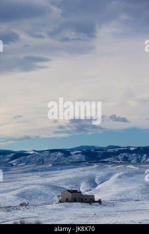 USA, Colorado, Rocky Flats, einsames Haus und die Rocky Mountains, im winter Stockfoto