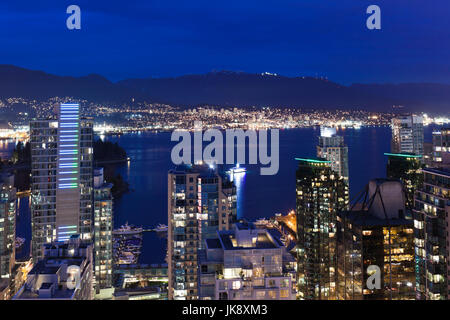 Kanada, British Columbia, Vancouver, erhöhte Stadtansicht in Richtung Vancouver Harbour, Dämmerung Stockfoto