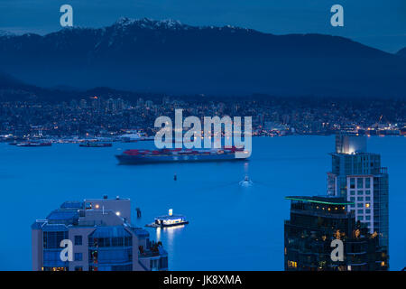 Kanada, British Columbia, Vancouver, erhöhte Stadtansicht in Richtung Vancouver Harbour, Dämmerung Stockfoto