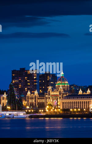 Kanada, British Columbia, Vancouver Island, Victoria, Innenhafen Blick in Richtung der British Columbia Parlamentsgebäude, Dämmerung Stockfoto