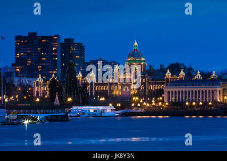 Kanada, British Columbia, Vancouver Island, Victoria, Innenhafen Blick in Richtung der British Columbia Parlamentsgebäude, Dämmerung Stockfoto