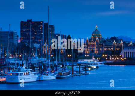 Kanada, British Columbia, Vancouver Island, Victoria, Innenhafen Blick in Richtung der British Columbia Parlamentsgebäude, Dämmerung Stockfoto