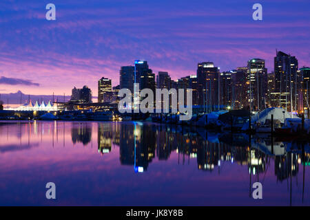 Kanada, British Columbia, Vancouver, Blick auf die Stadt und Canada Place von Coal Harbour, dawn Stockfoto