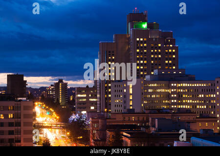 Kanada, British Columbia, Vancouver, erhöhte Stadtansicht über Tenth Street, Dämmerung Stockfoto