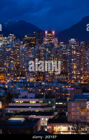 Kanada, British Columbia, Vancouver, erhöhte Stadtansicht über den False Creek, Dämmerung Stockfoto