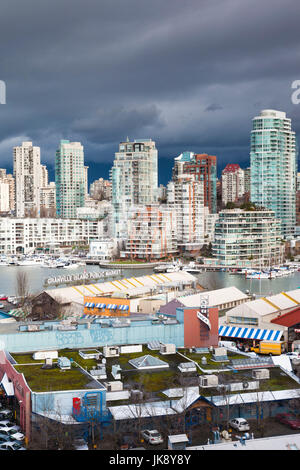 Kanada, British Columbia, Vancouver, erhöhten Blick auf Gebäude von Granville Island Stockfoto