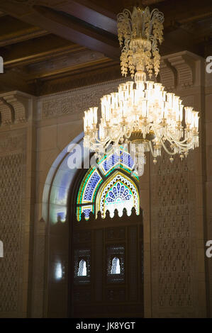 Oman, Maskat, Moschee Ghala & Al-Ghubrah, Gebetsraum, Leuchter, Stockfoto