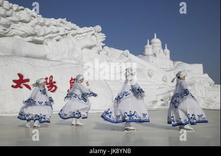 China, Heilongjiang, Harbin, Schnee-Und Eisskulpturen Festival, Kunstwerke, Schneeskulpturen, Eisläufer, Stockfoto