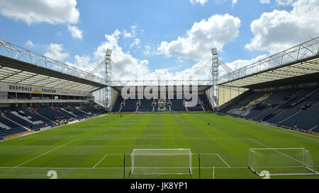 Gesamtansicht des Deepdale Stadium während der Vorsaison Freundschaftsspiel in Deepdale, Preston. PRESSEVERBAND Foto. Bild Datum: Samstag, 22. Juli 2017. Finden Sie unter PA Geschichte Fußball Preston. Bildnachweis sollte lauten: Anthony Devlin/PA Wire. Einschränkungen: EDITORIAL verwenden nur keine unbefugten Audio, Video, Daten, Spielpläne, Verbandsliga/Logos oder "live"-Dienste. Im Spiel Onlinenutzung beschränkt auf 75 Bilder, keine video Emulation. Keine Verwendung in Wetten, Spiele oder Vereinsspieler/Liga/Einzelpublikationen. Stockfoto