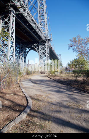 Unter die Williamsburg Bridge in Manhattan, New York, NY, USA im Jahr 2013. Stockfoto