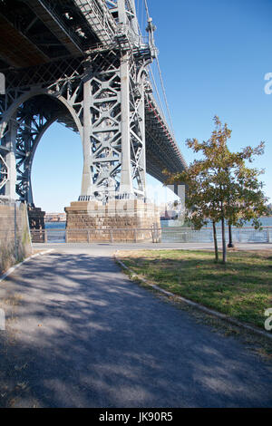 Unter die Williamsburg Bridge in Manhattan, New York, NY, USA im Jahr 2013. Stockfoto