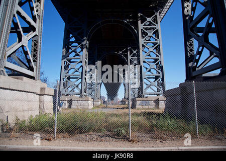 Unter die Williamsburg Bridge in Manhattan, New York, NY, USA im Jahr 2013. Stockfoto