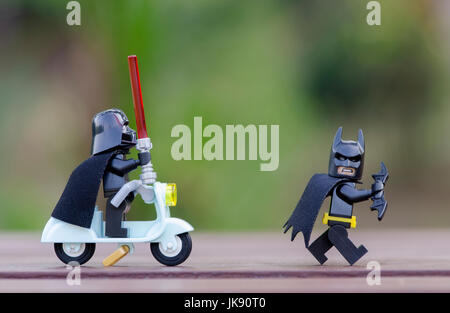 LEGO Darth Vader Minifiguren jagt batman Stockfoto