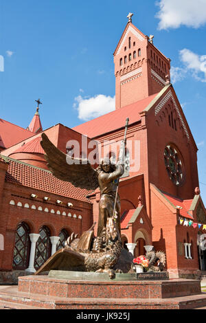 Statue von Erzengel Michael und der katholischen Kirche St. Simon und St. Helena auf dem Unabhängigkeitsplatz in Minsk, Weißrussland. Stockfoto