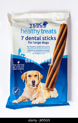 Paket von Tesco gesunde Leckereien 7 dental Sticks für große Hunde, die isoliert auf weißem Hintergrund Stockfoto