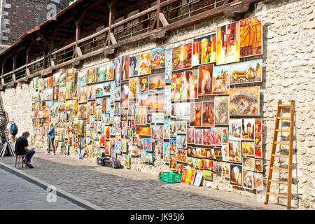 Krakau, Polen - 5. September 2012: Gemälde zum Verkauf hängen an einer Wand in der Altstadt von Krakau. Stockfoto