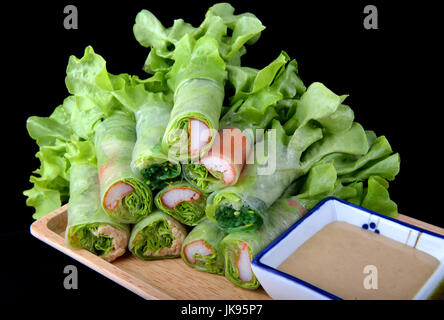 Vietnamesischer Salat roll gemischtes Gemüse und Meeresfrüchte Rollen mit Reispapier setzen auf Holzteller mit Soße. Stockfoto