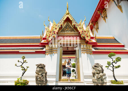 Thailand Reisen im Wat Pho Tempel. Tourismus in Asien zu Fuß auf berühmten thailändischen Touristenziel und Attraktion in Bangkok. Frau Reisenden Wandern in tem Stockfoto