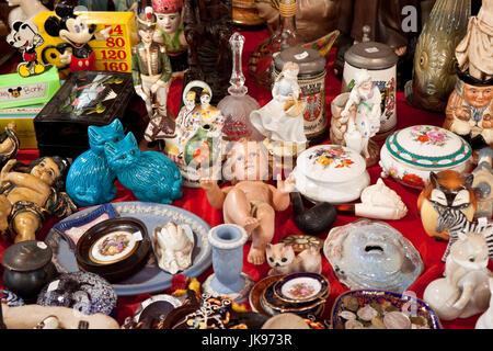 Barcelona, Spanien - 29. September 2014: Jesuskind Puppe und anderem Oldtimer zum Verkauf in einem Outdoor-Flohmarkt in Barcelona. Stockfoto