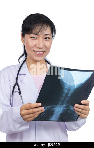 Asiatische Ärztin Blick auf Röntgenbild in isolierten weißen Hintergrund Stockfoto